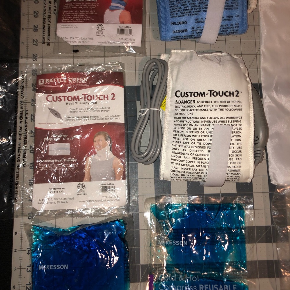 3 Heating Pads & 2 Hot/Cold Packs. NEW. Never Used. Battle Creek Equipment. - Picture 4 of 9